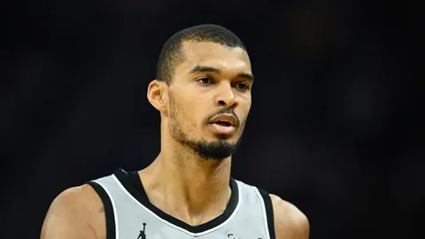 梅西赛后争议镜头：争执裁判染黄，触碰对手助教引热议